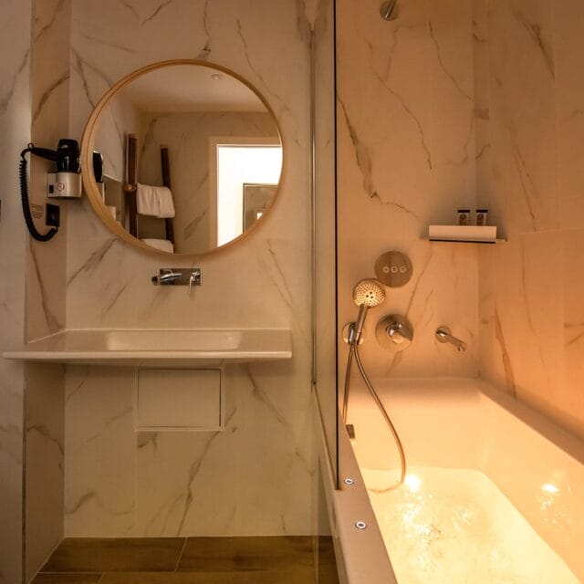 Salle d'eau privative d'une chambre de l'hôtel Le Clos Fleuri